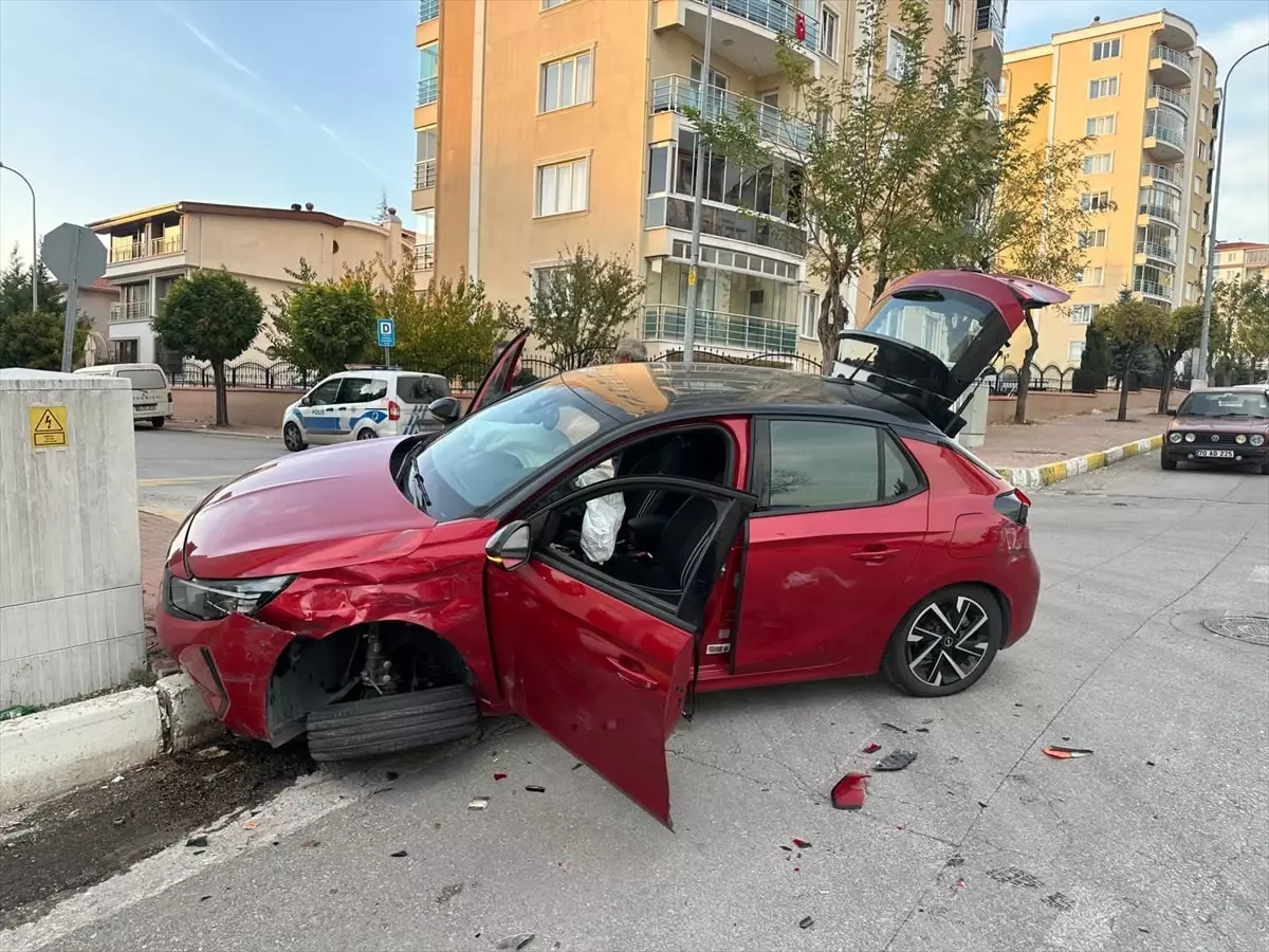 Uşak\'ta Trafik Kazası: Anne ve Kızı Yaralandı