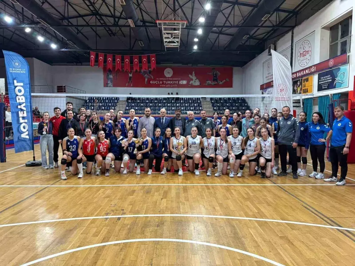 Düzce\'de Genç Kızlar Voleybol Liginde Şampiyon Düzce Voleybol A Takımı