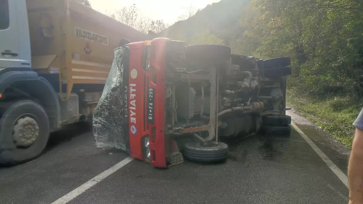 Araklı\'da İtfaiye Aracı Devrildi: 2 Yaralı