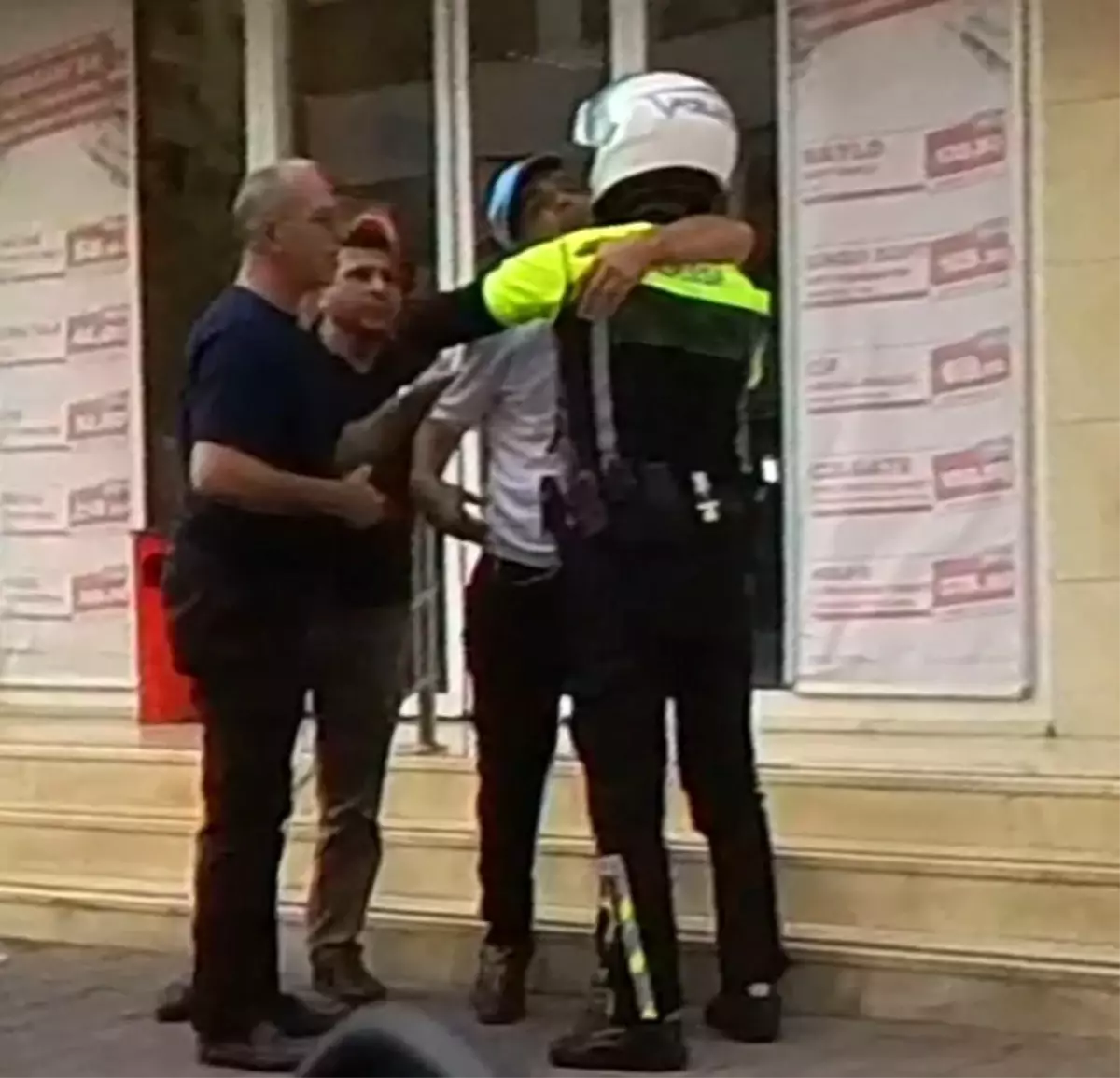 Adana\'da Duygulandıran Polis Anları