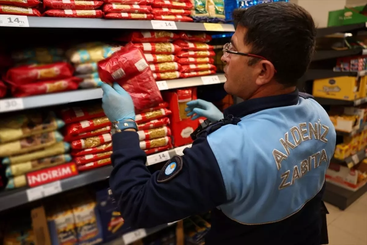 Mersin\'de Son Kullanma Tarihli Gıdalar Ele Geçirildi