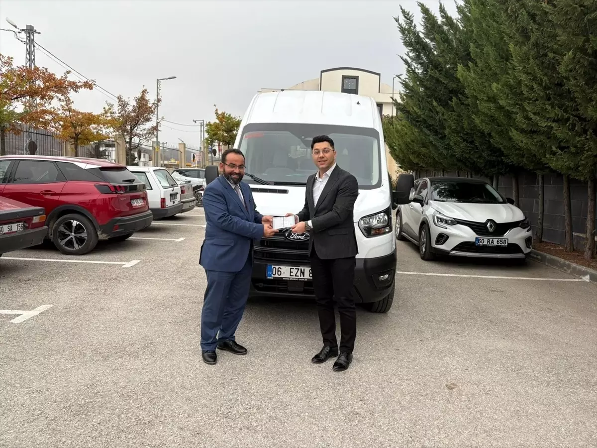 Almus\'ta Kur\'an Kursu Öğrencilerine Minibüs Desteği