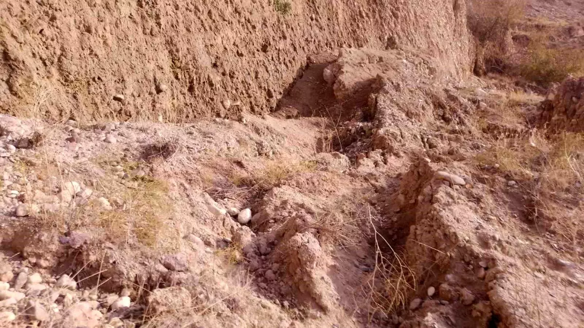 Beypazarı\'nda Toprak Kayması: Yol Kapandı