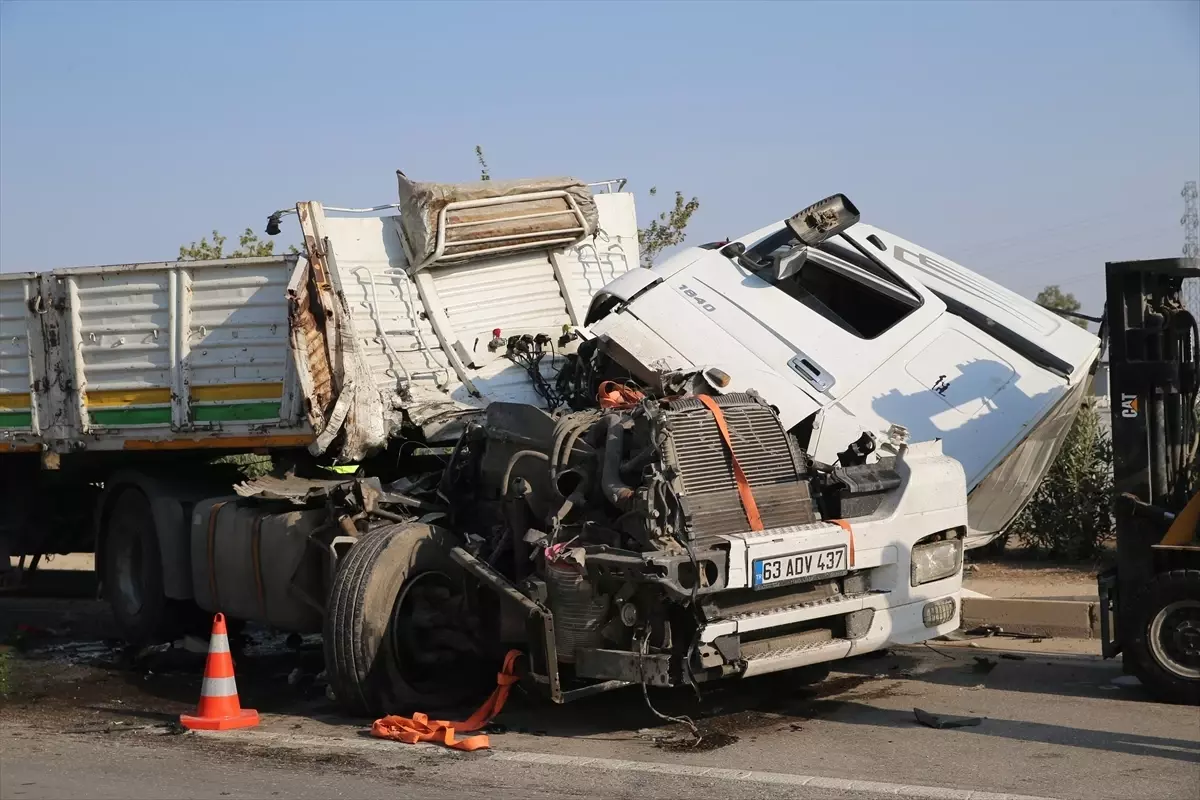 Antakya\'da Kaza: Tır Yol Temizleme Aracına Çarptı
