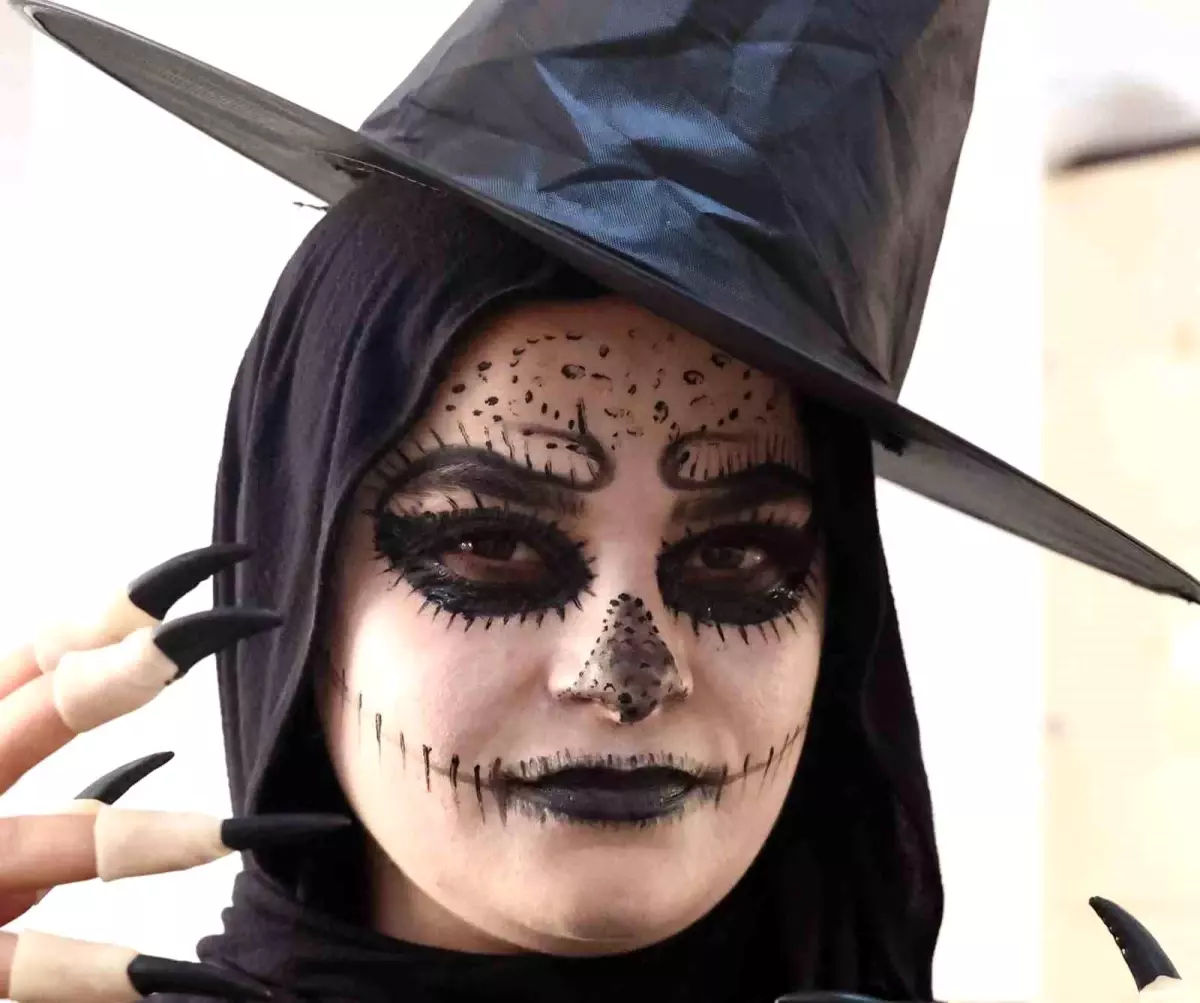 Antalya\'da Kadınlara Yeni Meslek İmkanı: Sahne Makyajı Kursu