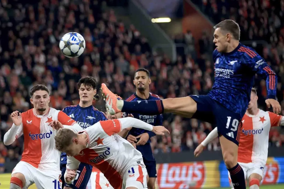 Arsenal, Slavia Prag\'ı 3-0 Yendi