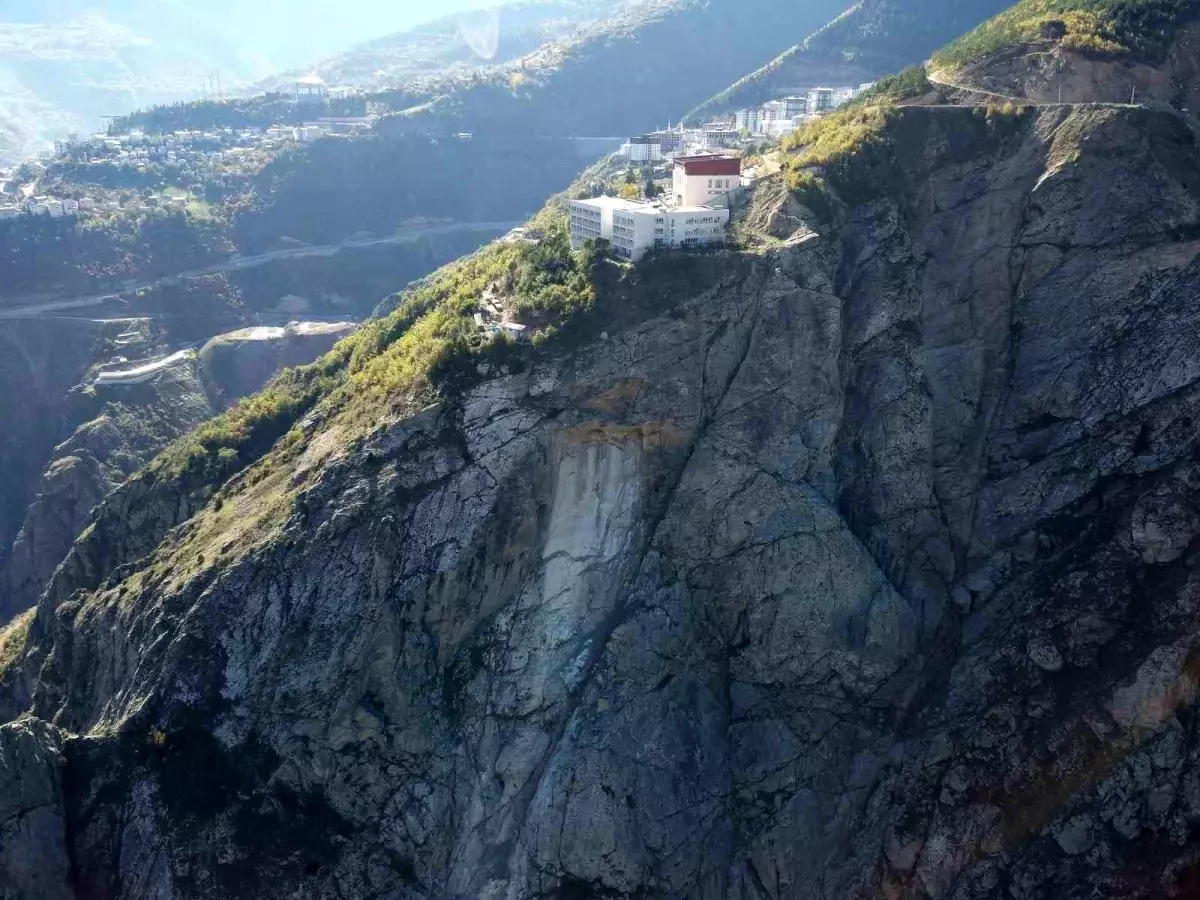 Artvin\'de Okulun Altından Kopan Dev Kaya, Öğrencilerde Panik Yarattı