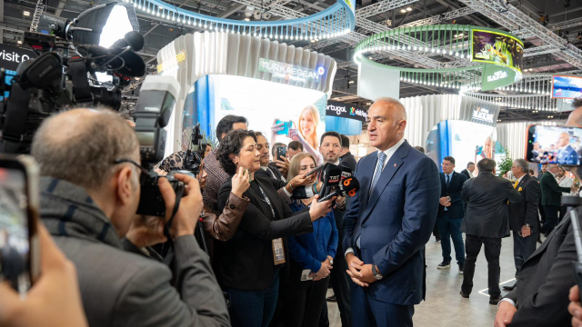 Bakan Ersoy: Turizm gelirinde yıl sonu hedefimiz 64 milyar dolara emin adımlarla ilerliyoruz Bakan Ersoy: Turizm gelirinde yıl sonu hedefimiz 64 milyar dolara emin adımlarla ilerliyoruz