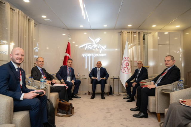 Bakan Ersoy: Turizm gelirinde yıl sonu hedefimiz 64 milyar dolara emin adımlarla ilerliyoruz Bakan Ersoy: Turizm gelirinde yıl sonu hedefimiz 64 milyar dolara emin adımlarla ilerliyoruz