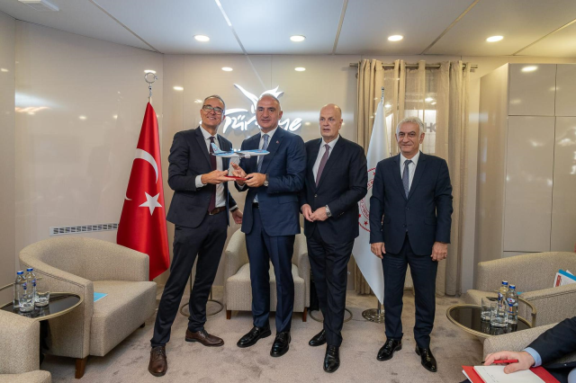 Bakan Ersoy: Turizm gelirinde yıl sonu hedefimiz 64 milyar dolara emin adımlarla ilerliyoruz Bakan Ersoy: Turizm gelirinde yıl sonu hedefimiz 64 milyar dolara emin adımlarla ilerliyoruz