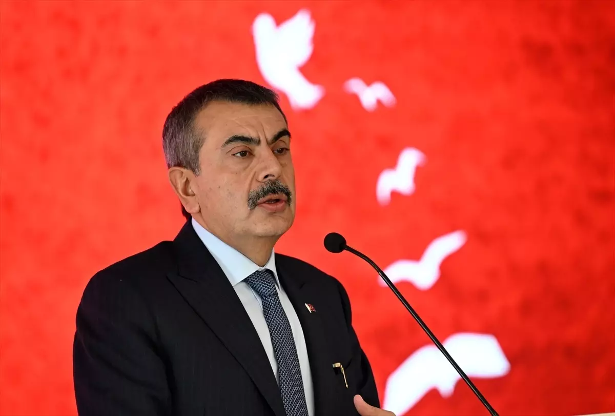 Bakan Tekin, "Öğretmen Yazar, Çocuk Çiçek Açar" yarışmasının ödül töreninde konuştu Açıklaması