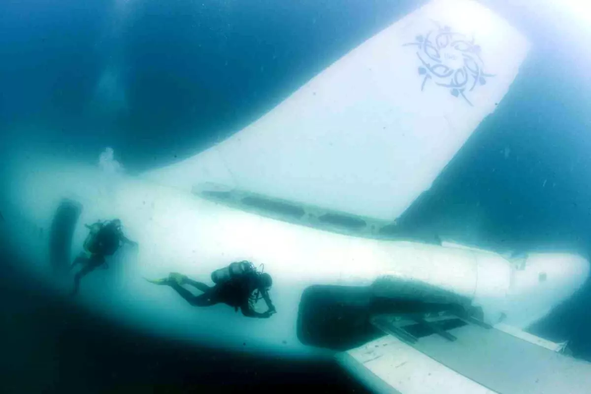 Kuşadası\'ndaki Batık Uçak, Turistlerin İlgi Odağı Olmaya Devam Ediyor