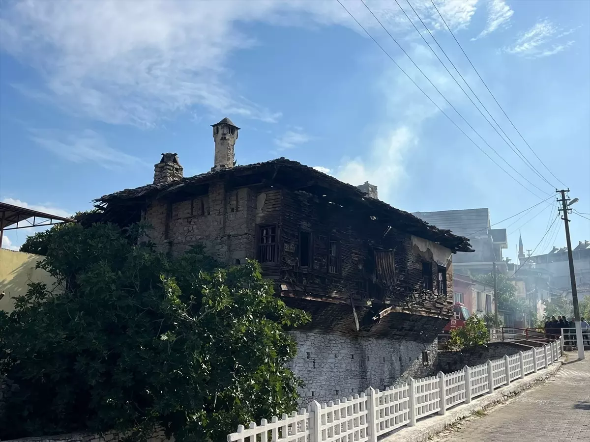 Bozdoğan\'da Atıl Ahşap Evde Yangın