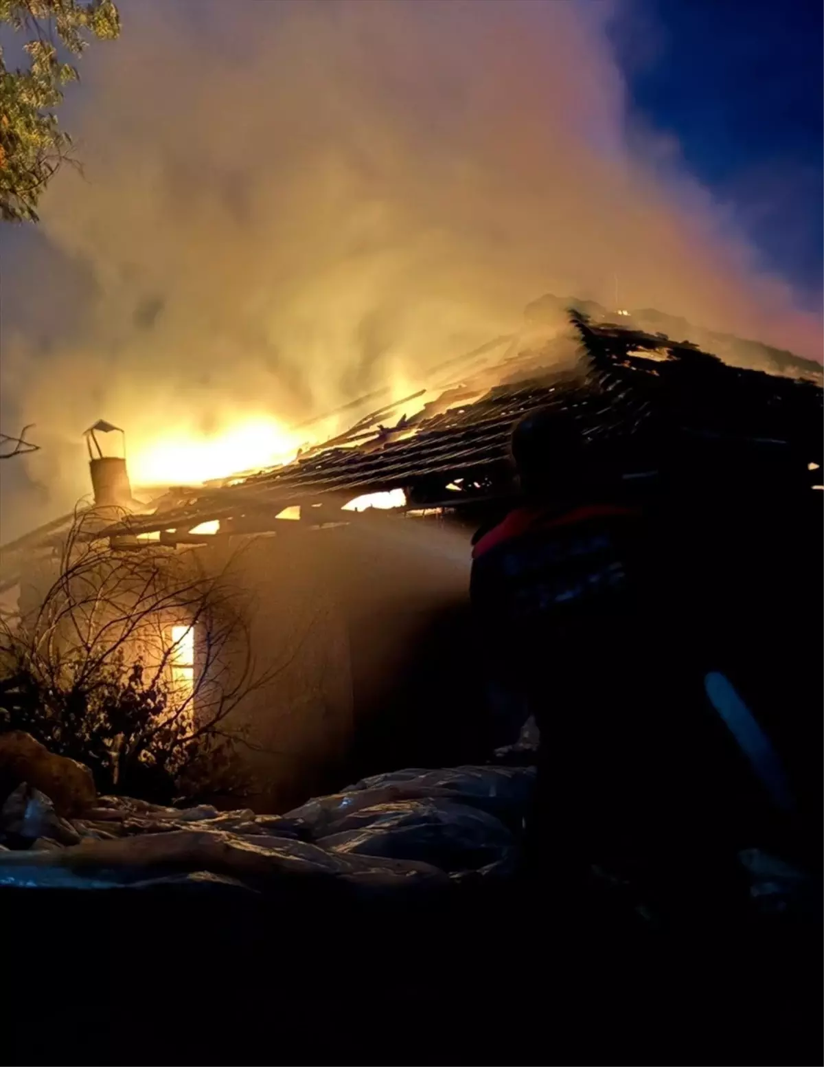 Bucak\'ta Yangın: Ev ve Ahır Kullanılamaz Hale Geldi