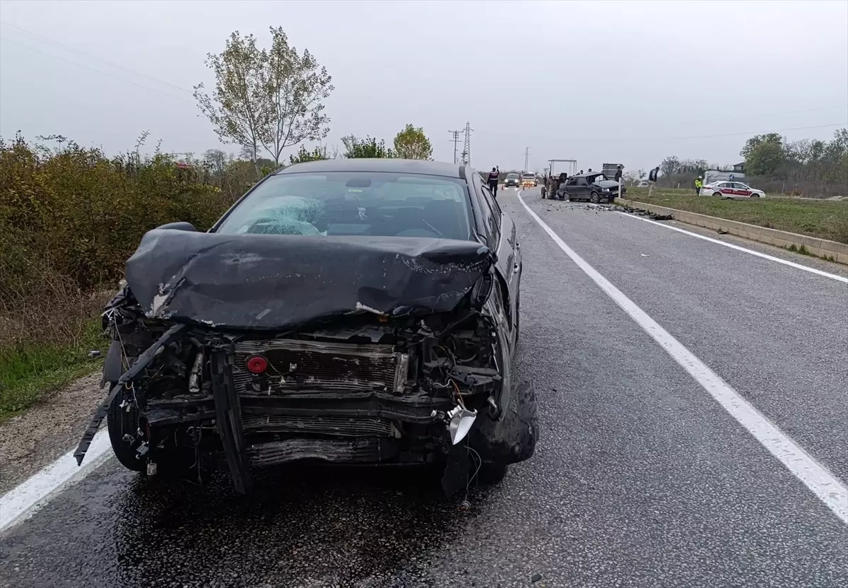 Bursa\'da Trafik Kazası: 1 Ölü, 2 Yaralı