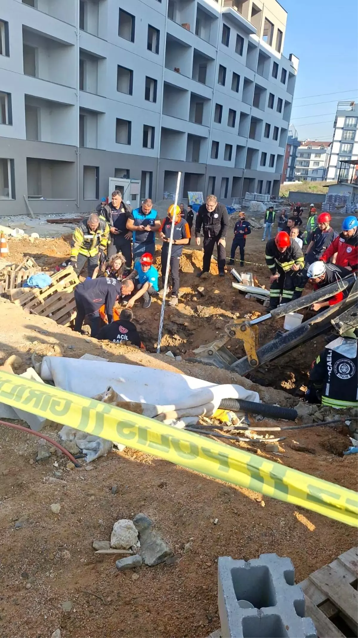 Çayırova\'da Toprak Kayması: 1 İşçi Yaralandı