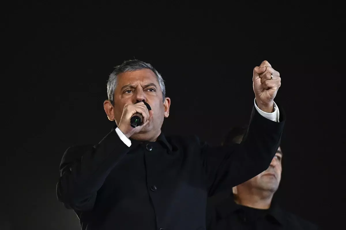 Özgür Özel İstanbul\'da Miting Düzenledi