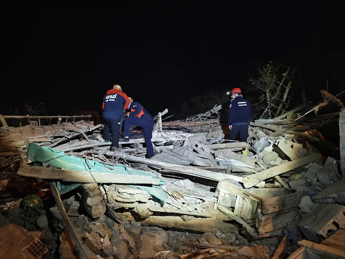 Sungurlu\'da Metruk Bina Çöktü