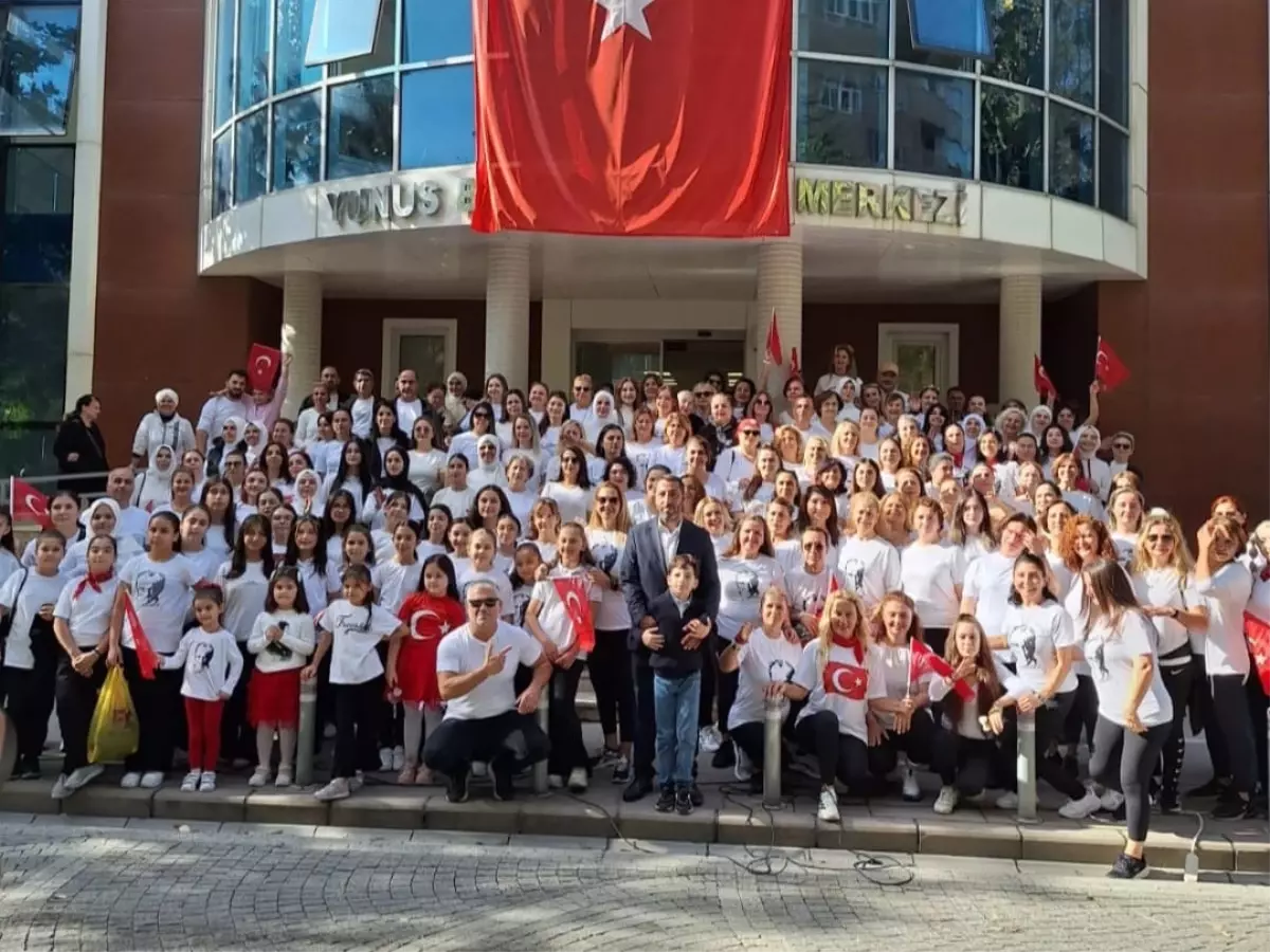 Cumhuriyet\'in 102. Yılı Sarı Zeybek ile Kutlandı