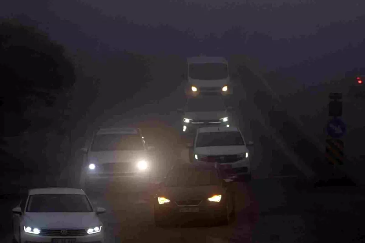 Edirne\'de Yoğun Sis Görüş Mesafesini Düşürdü