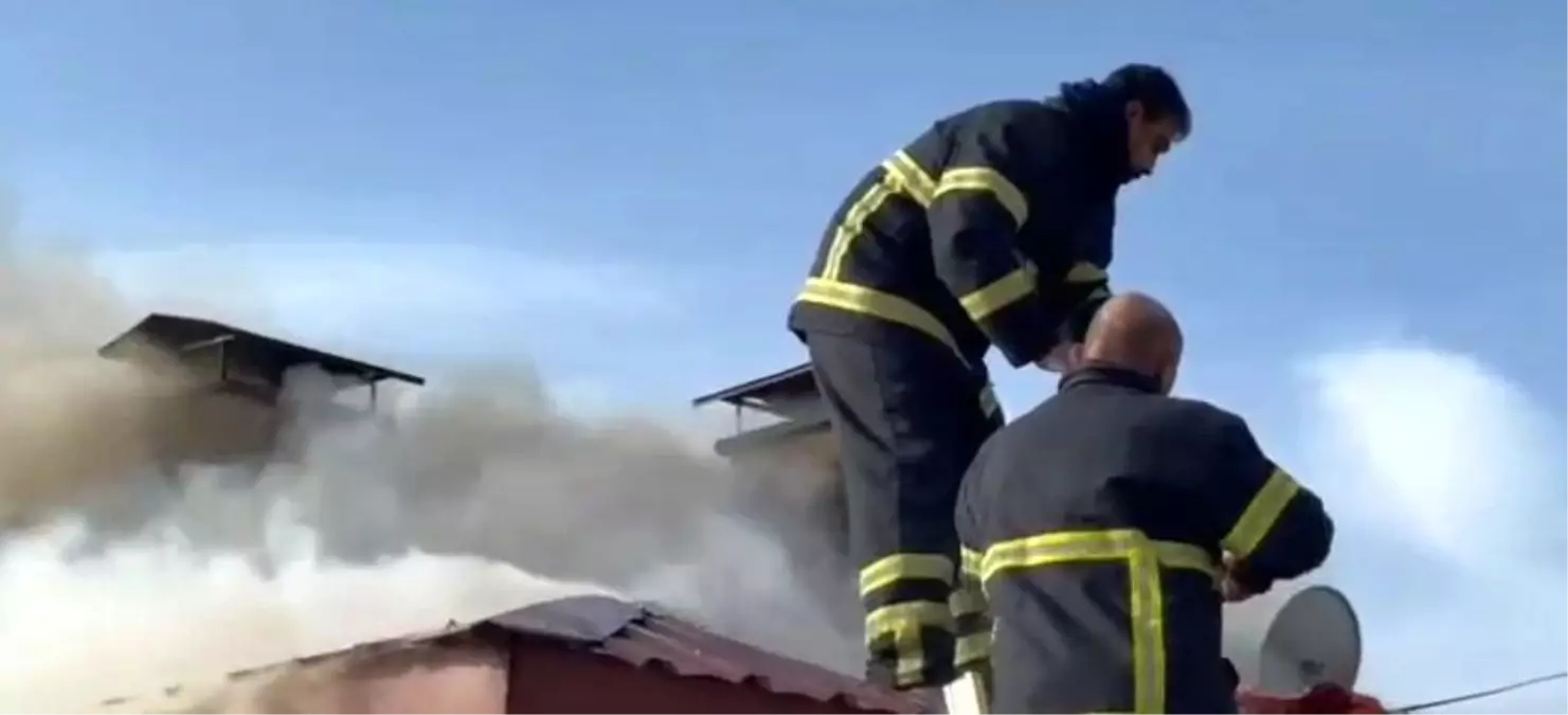 Elazığ\'da Çatı Yangını Kontrol Altına Alındı
