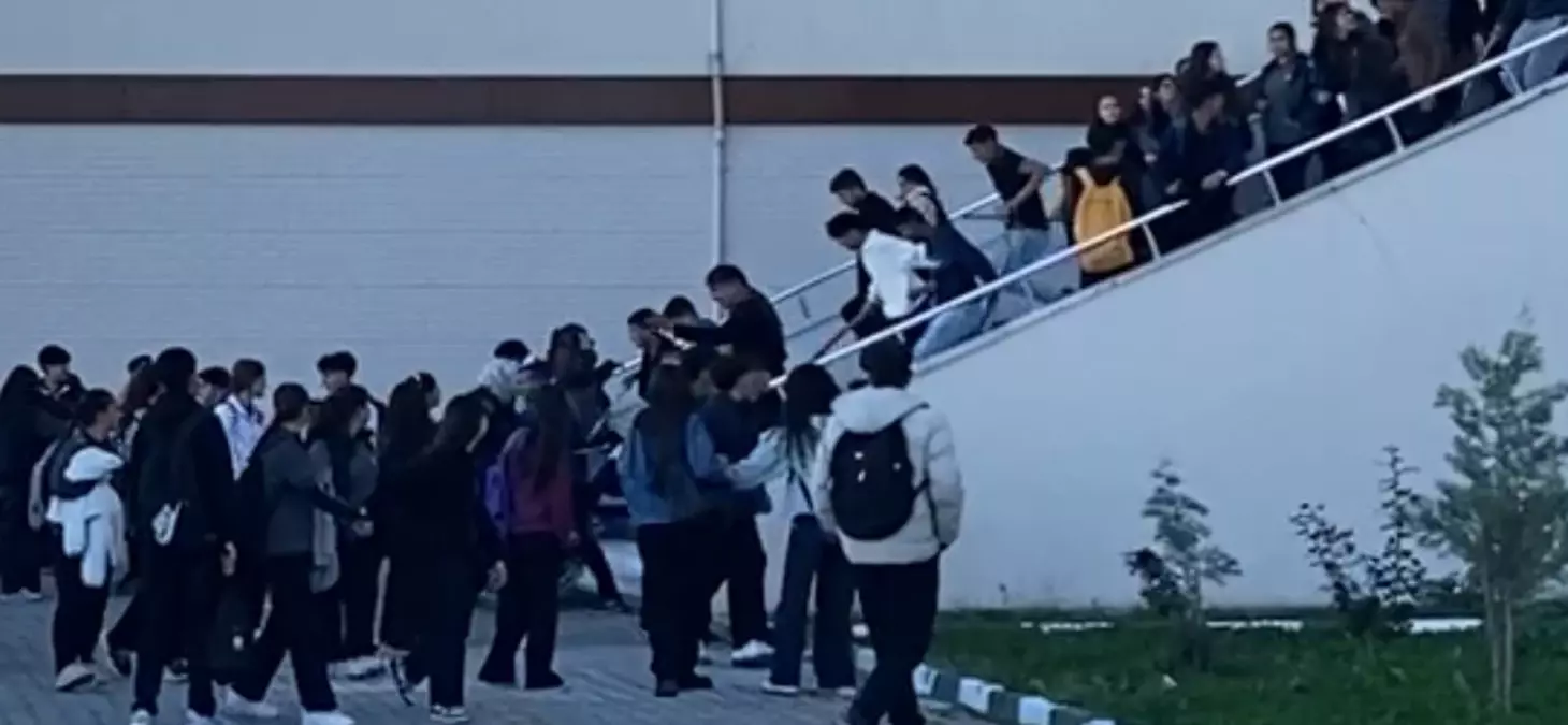 Ellerinde sopalarla okulu basıp öğrenciyi dövdüler