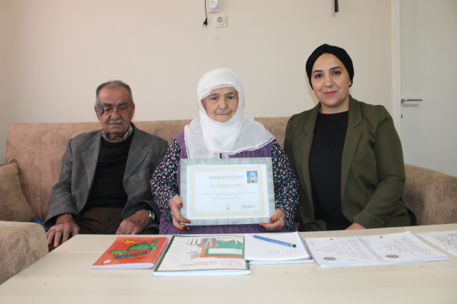 Eşinin sözünden etkilendi! Emine Teyze 88 yaşında okuma-yazma öğrendi Eşinin sözünden etkilendi! Emine Teyze 88 yaşında okuma-yazma öğrendi