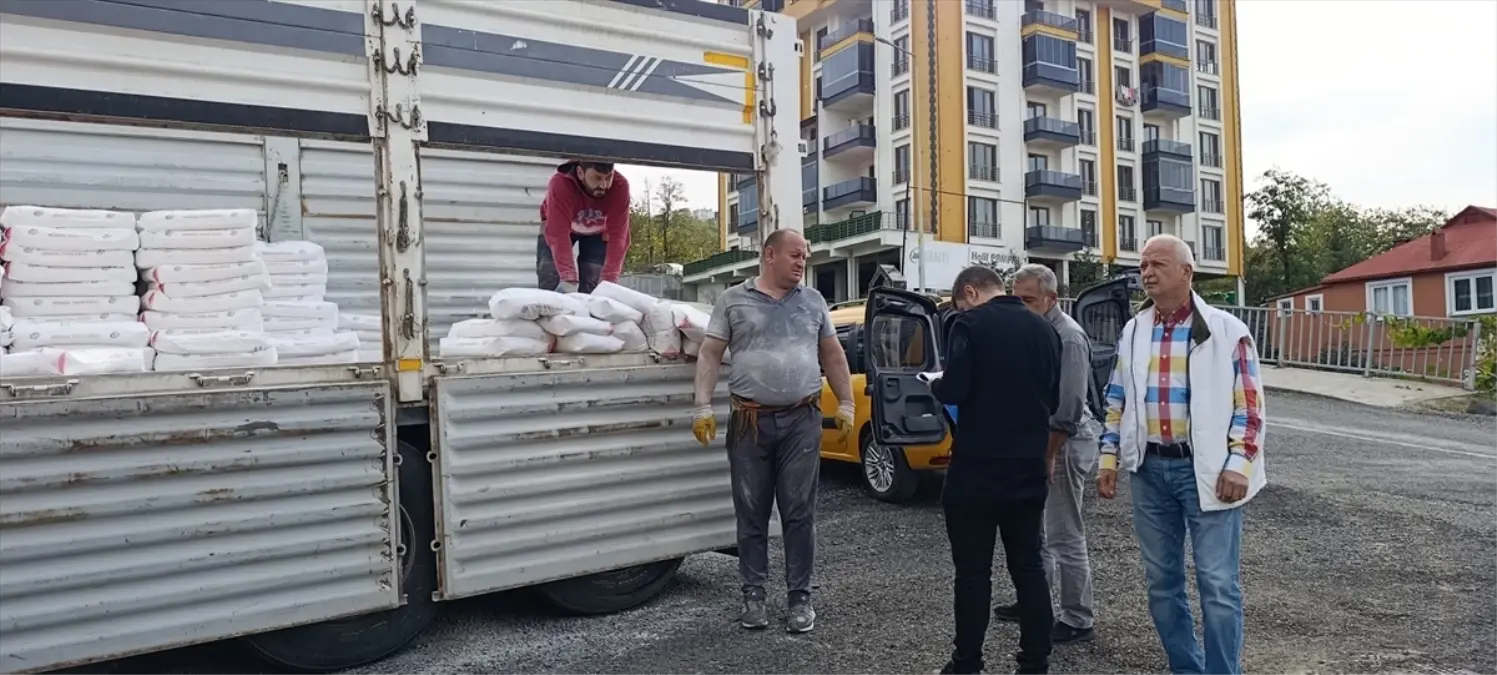 Eynesil\'de Çiftçilere Tarım Kireci Dağıtıldı