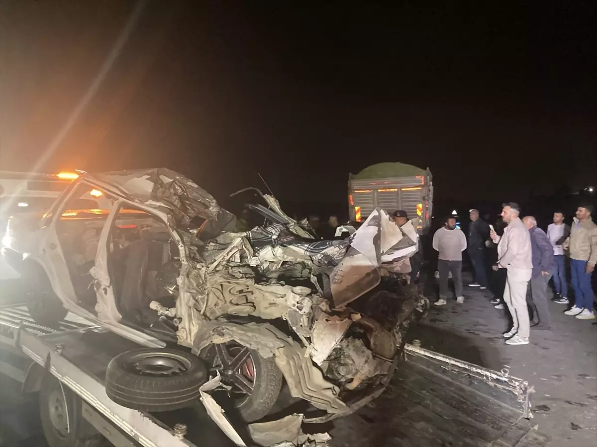 Gaziantep\'te otomobil kamyona arkadan çarptı: 3 ölü