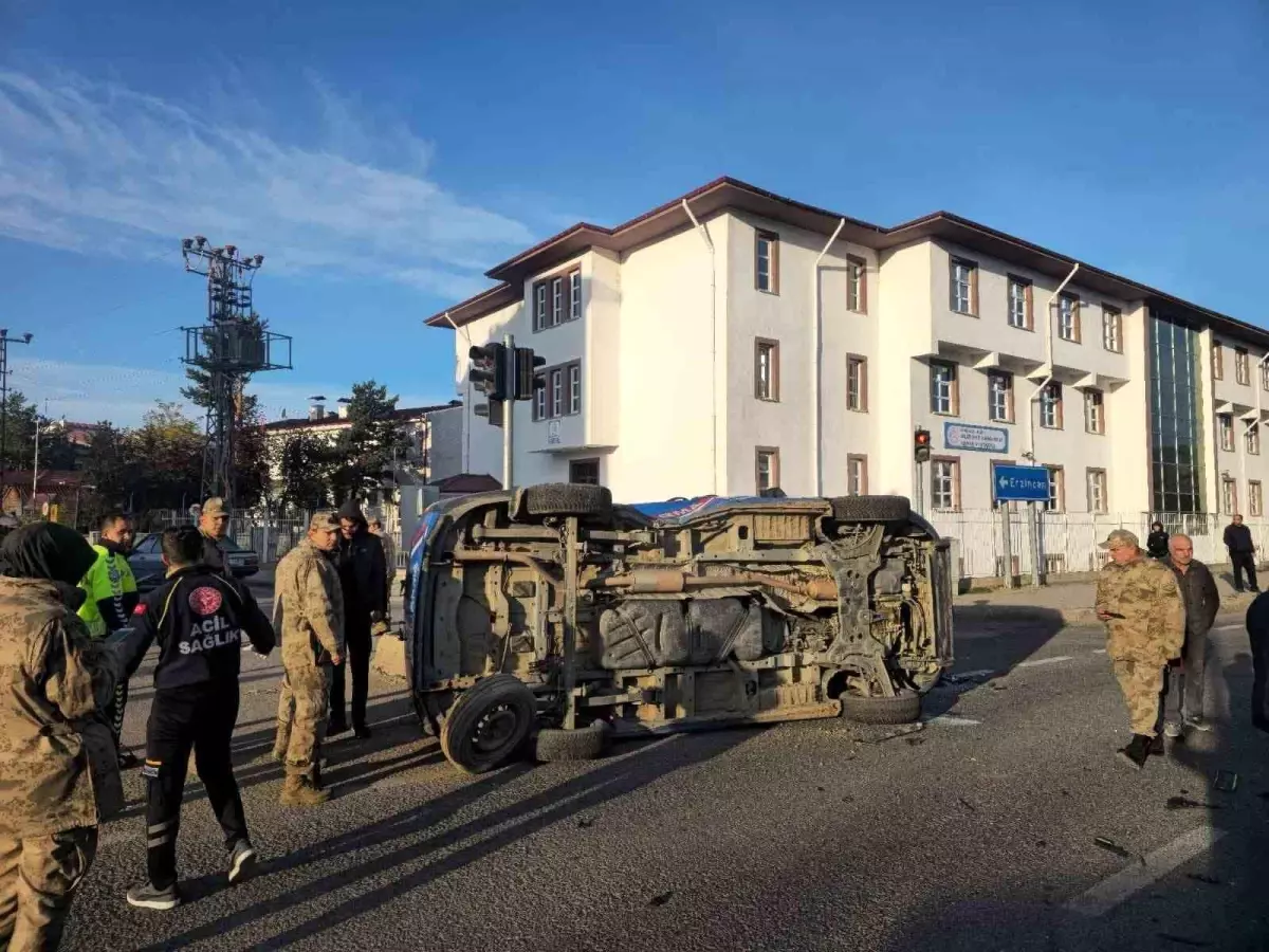 Gümüşhane\'de Jandarma Minibüsü ile Belediye Aracı Çarpıştı: 2 Asker Yaralı