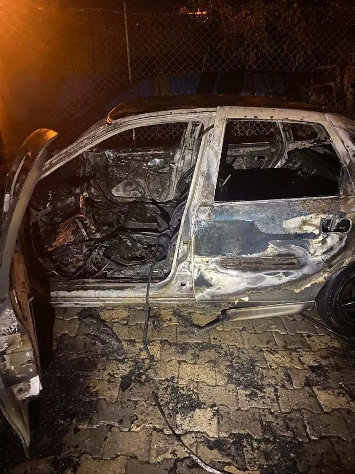 İskenderun\'da Park Halindeki Araç Yandı