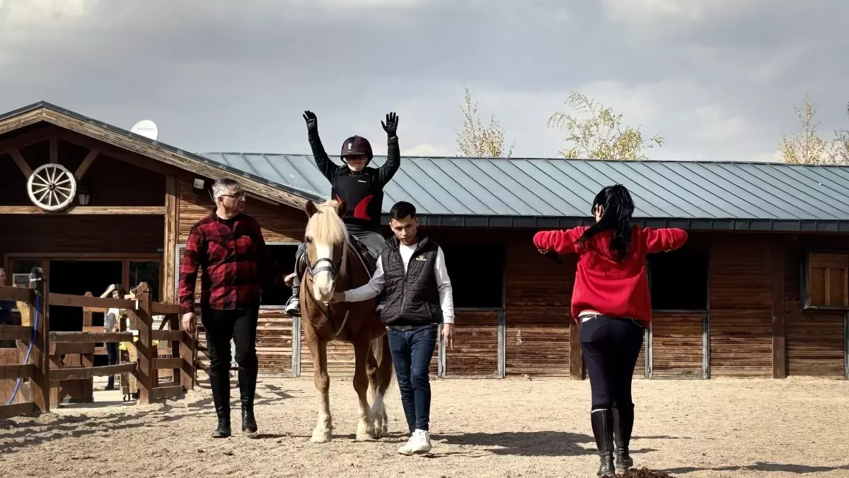 Hippoterapi ile Özel Bireylere Destek