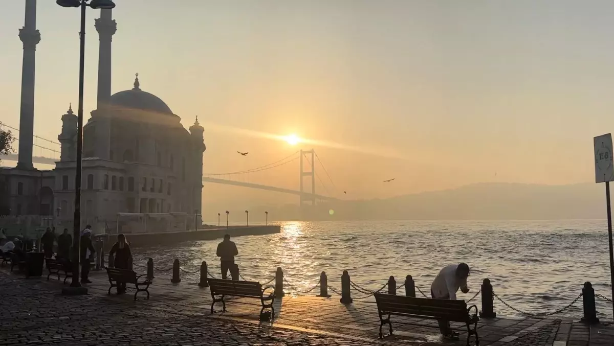 İstanbul\'da Sabah Sisi Manzarası