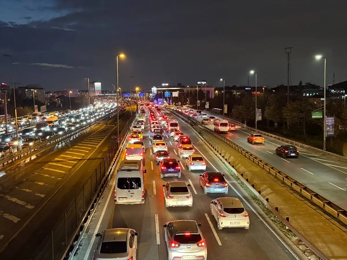 İstanbul\'da akşam saatlerinde trafik yoğunluğu yüzde 83\'e çıktı