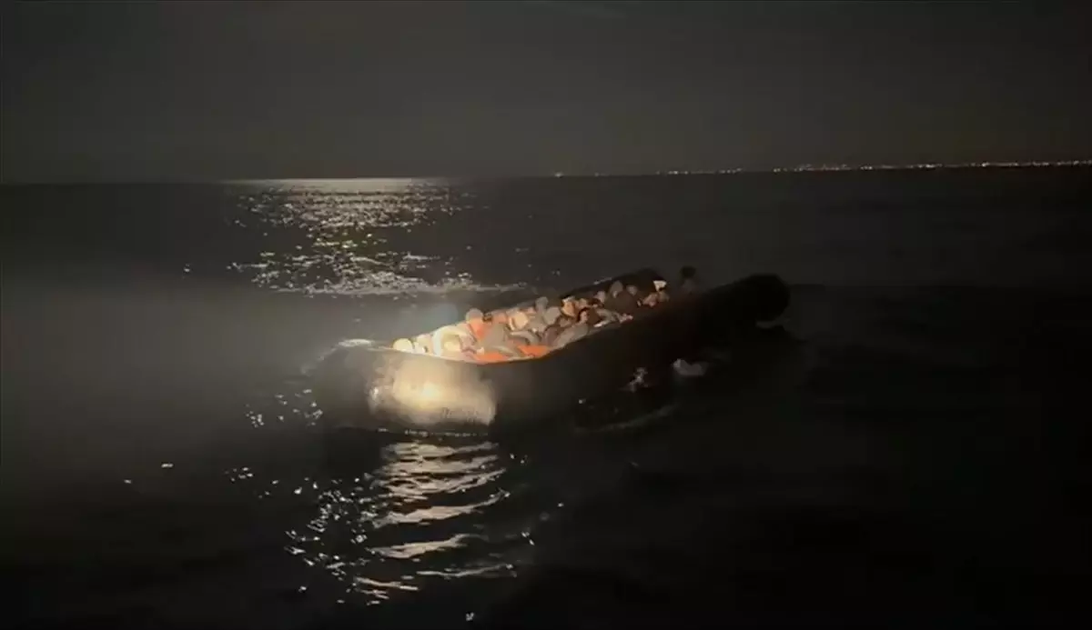 İzmir açıklarında 90 düzensiz göçmen yakalandı