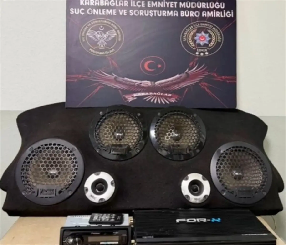 İzmir\'de Otomobilden Hırsızlık: 2 Gözaltı