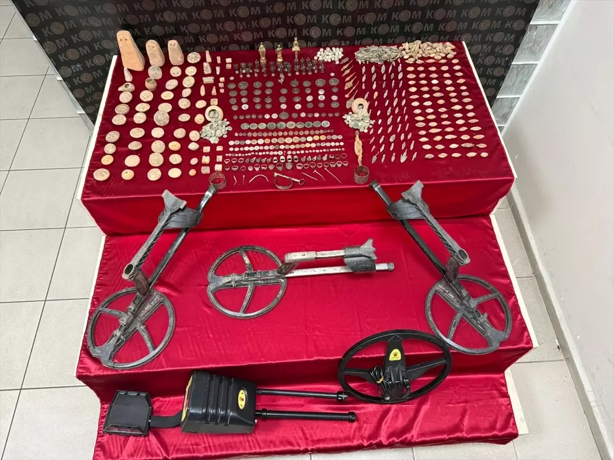 İzmir\'de Tarihi Eser Kaçakçılığı Operasyonu