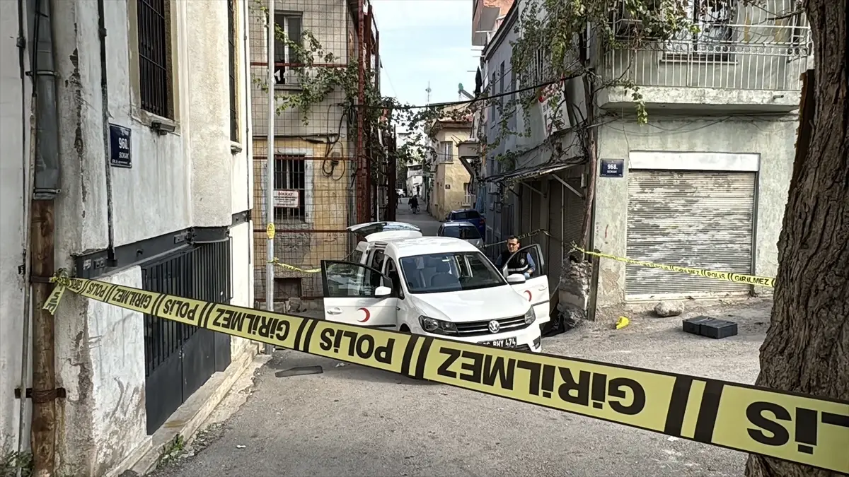 İzmir\'de Yol Verme Kavgasında Silahlı Saldırı