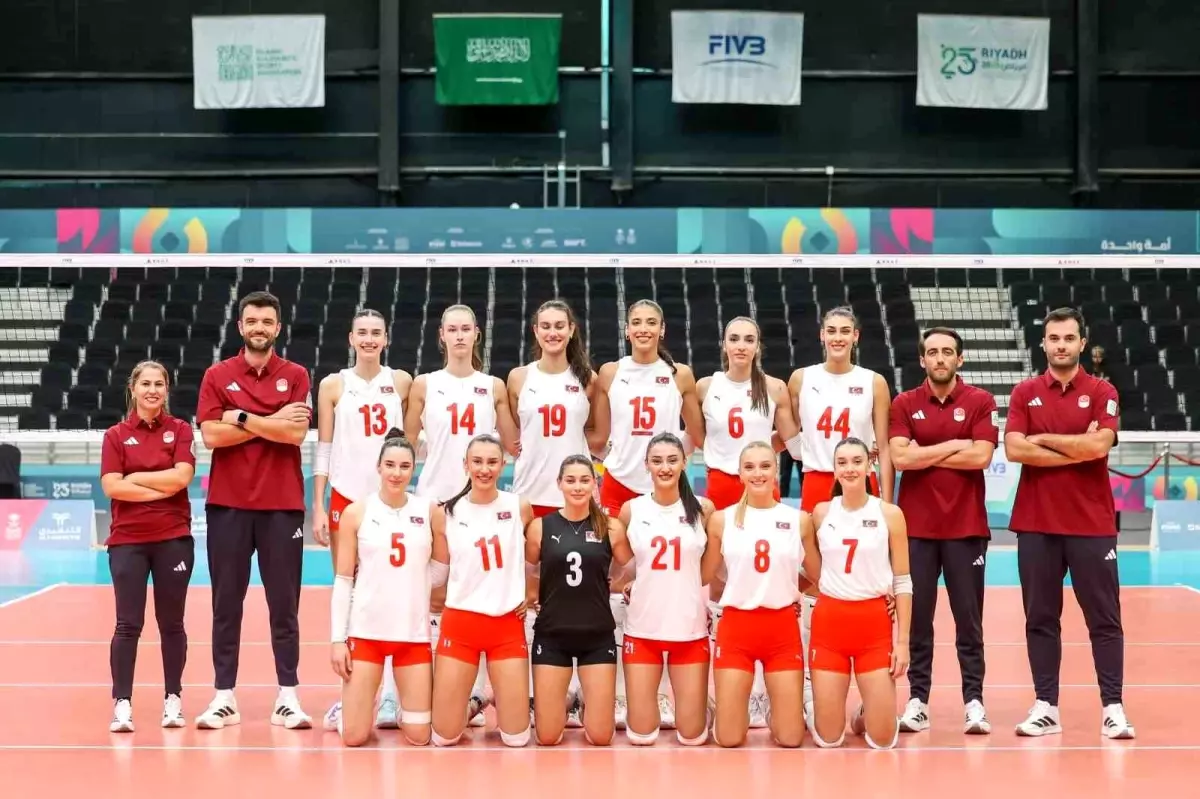 Kadın Voleybol Takımı\'ndan Açılış Galibiyeti