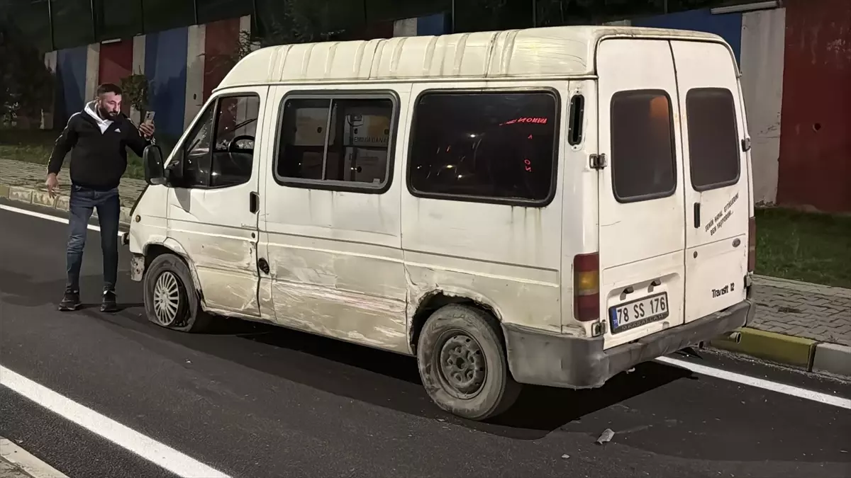 Karabük\'te Feci Kaza: Otomobil Minibüs ve Motosiklete Çarptı