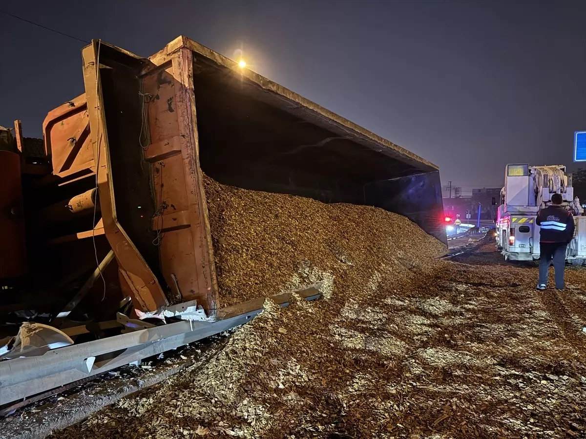Yonga Taşıyan Tır Devrildi