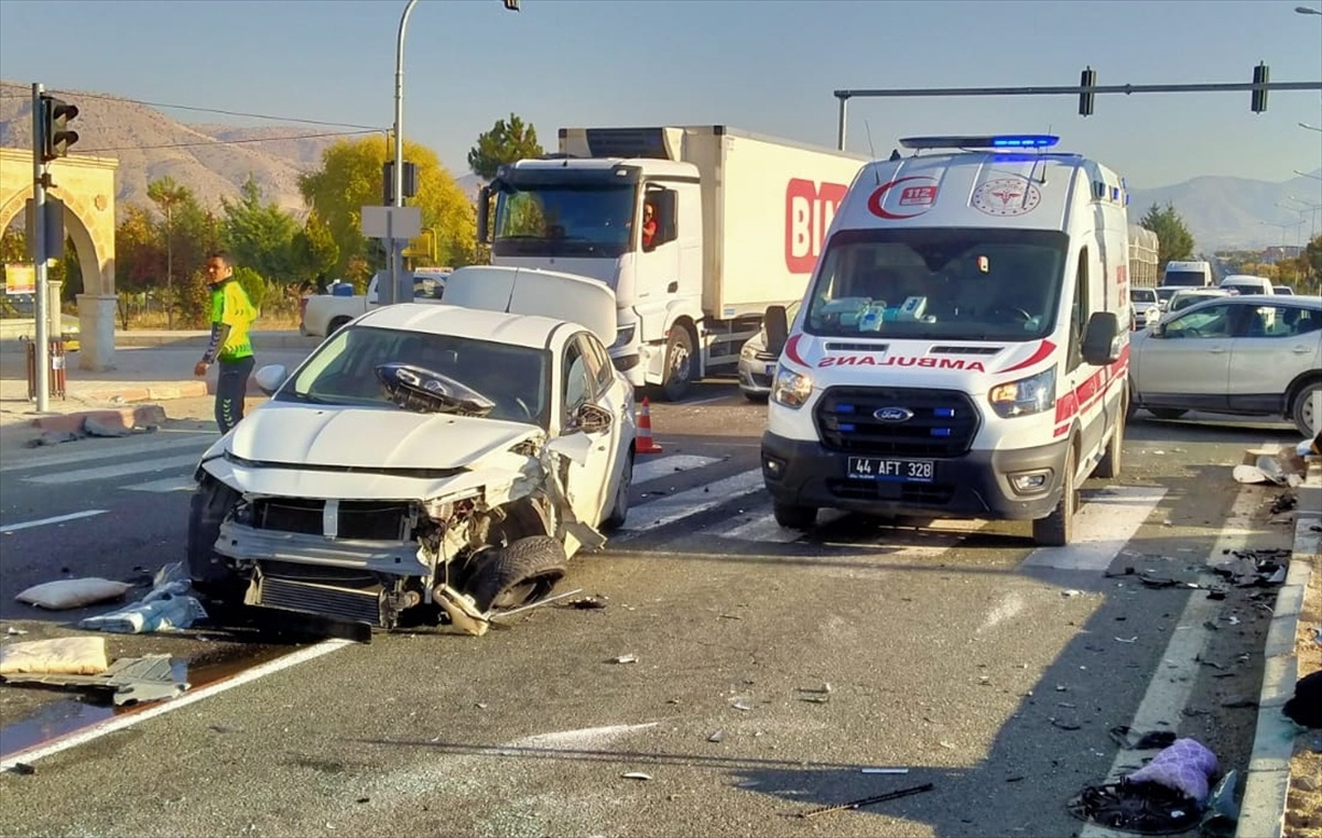 Malatya\'da Trafik Kazası: 2 Yaralı
