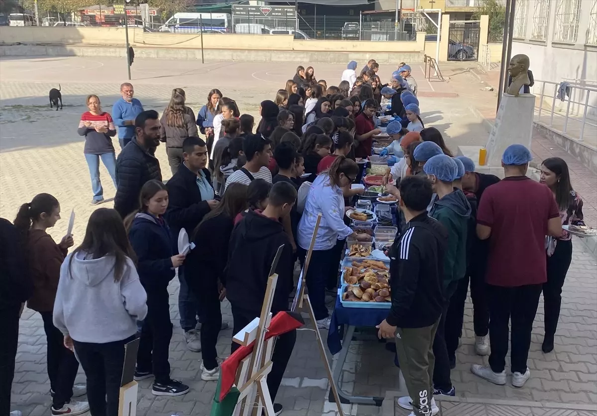 Manisa\'da öğrenci ve öğretmenlerden Gazze yararına kermes