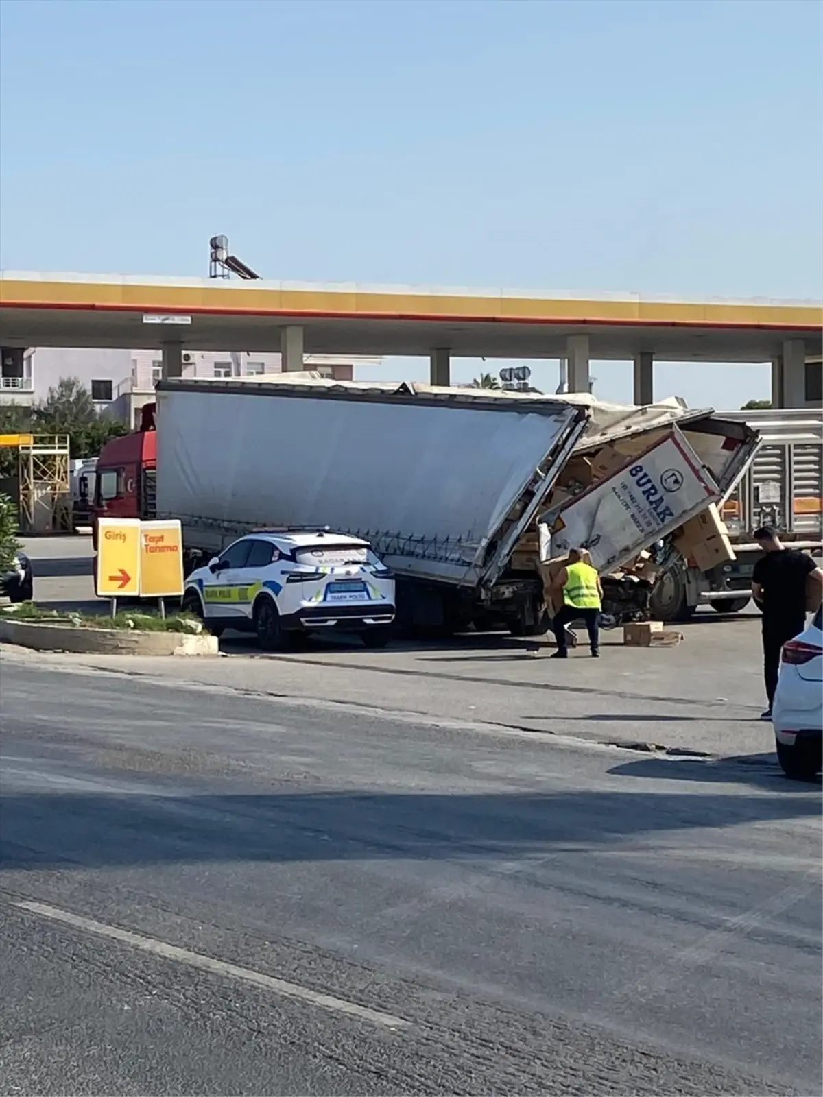 Mersin\'de Tır ve Kamyon Çarpıştı