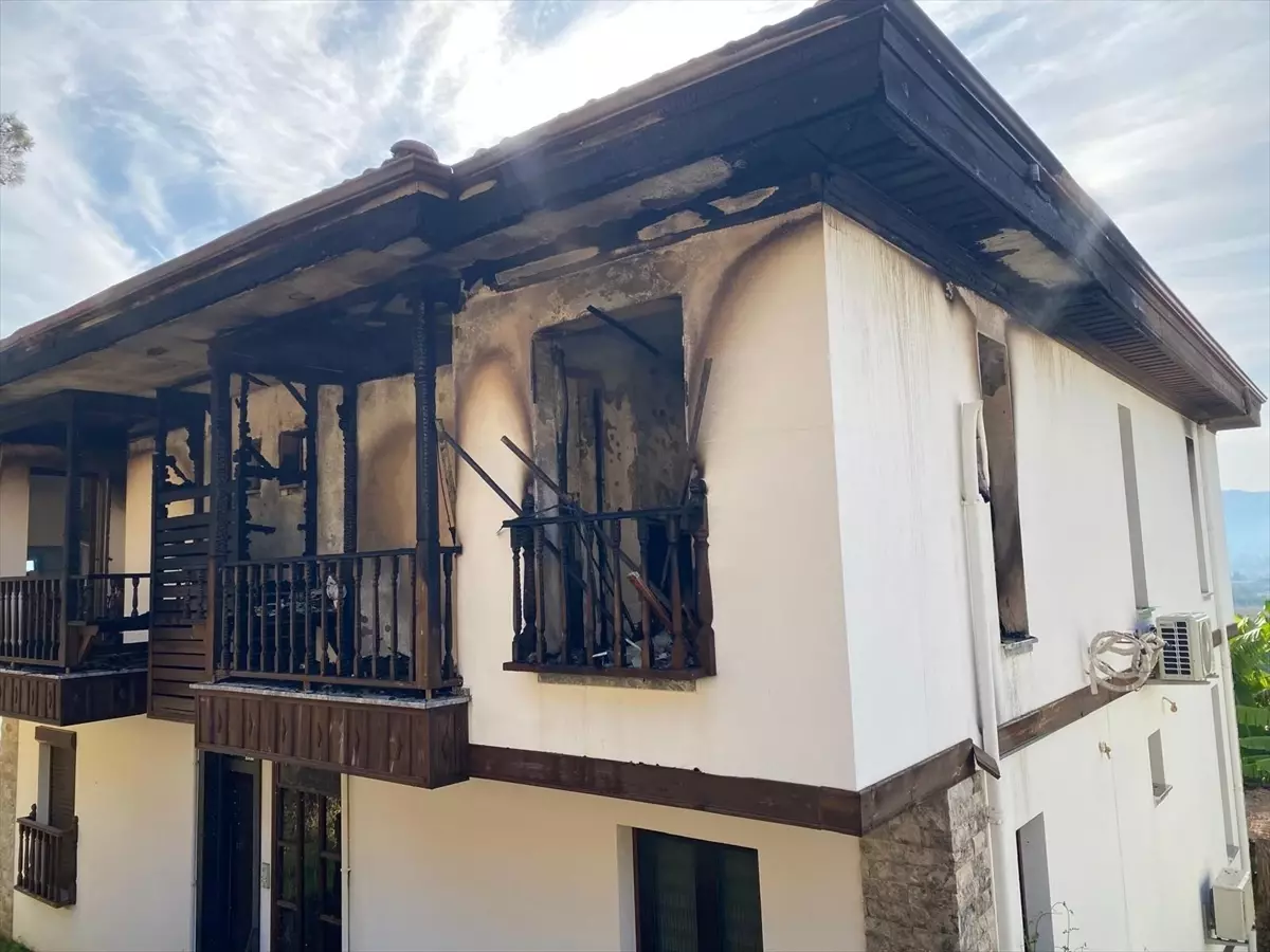 Muğla\'da Jandarmalara Bıçakla Saldırı: Şüpheli Vurularak Öldürüldü