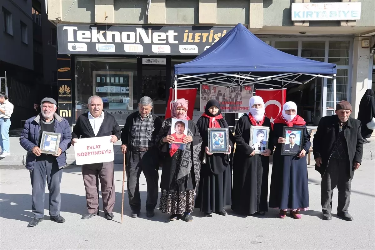 Muş\'ta Ailelerin Evlat Nöbeti Devam Ediyor