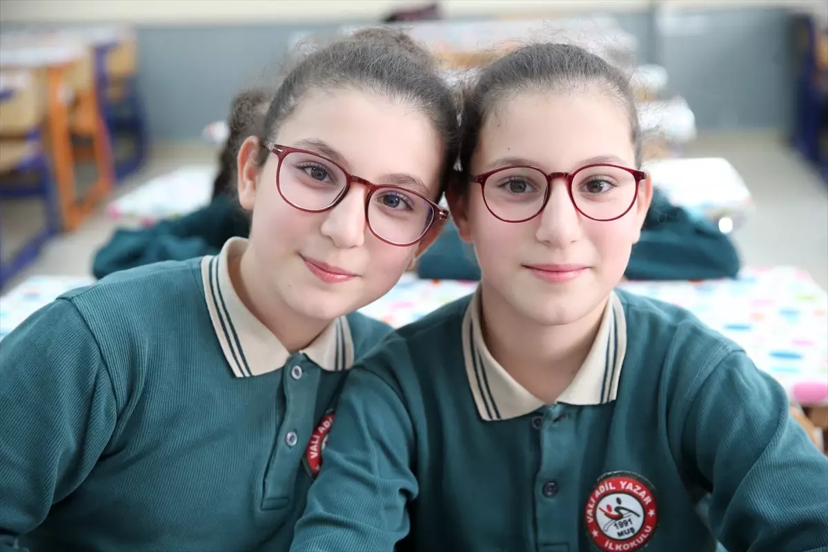 Eşi benzeri yok! Aynı okulda 21 ikiz eğitim görüyor
