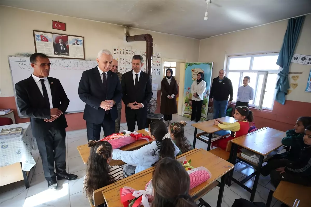 Vali Çakır Gümüşali Köyü\'nde Vatandaşlarla Buluştu