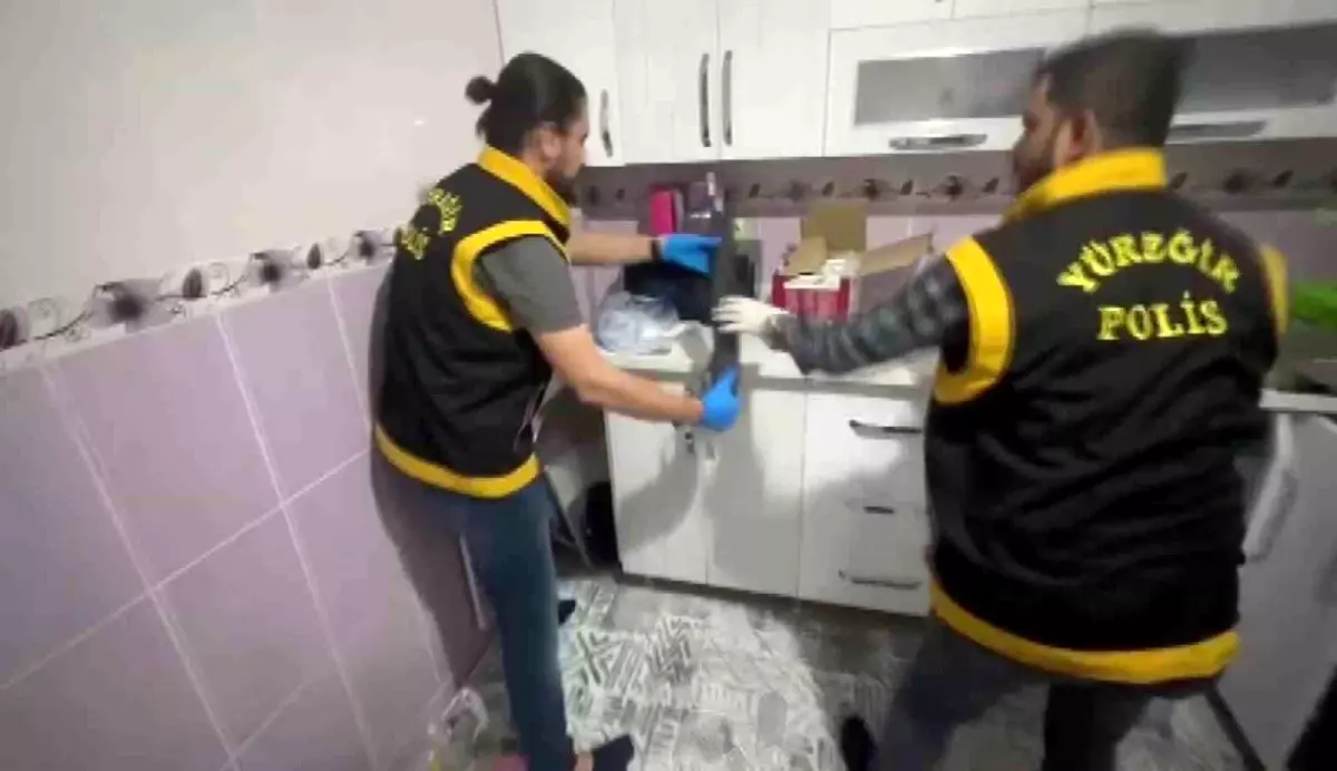 Adana\'da Mutfak Dolabında Silah Ele Geçirildi