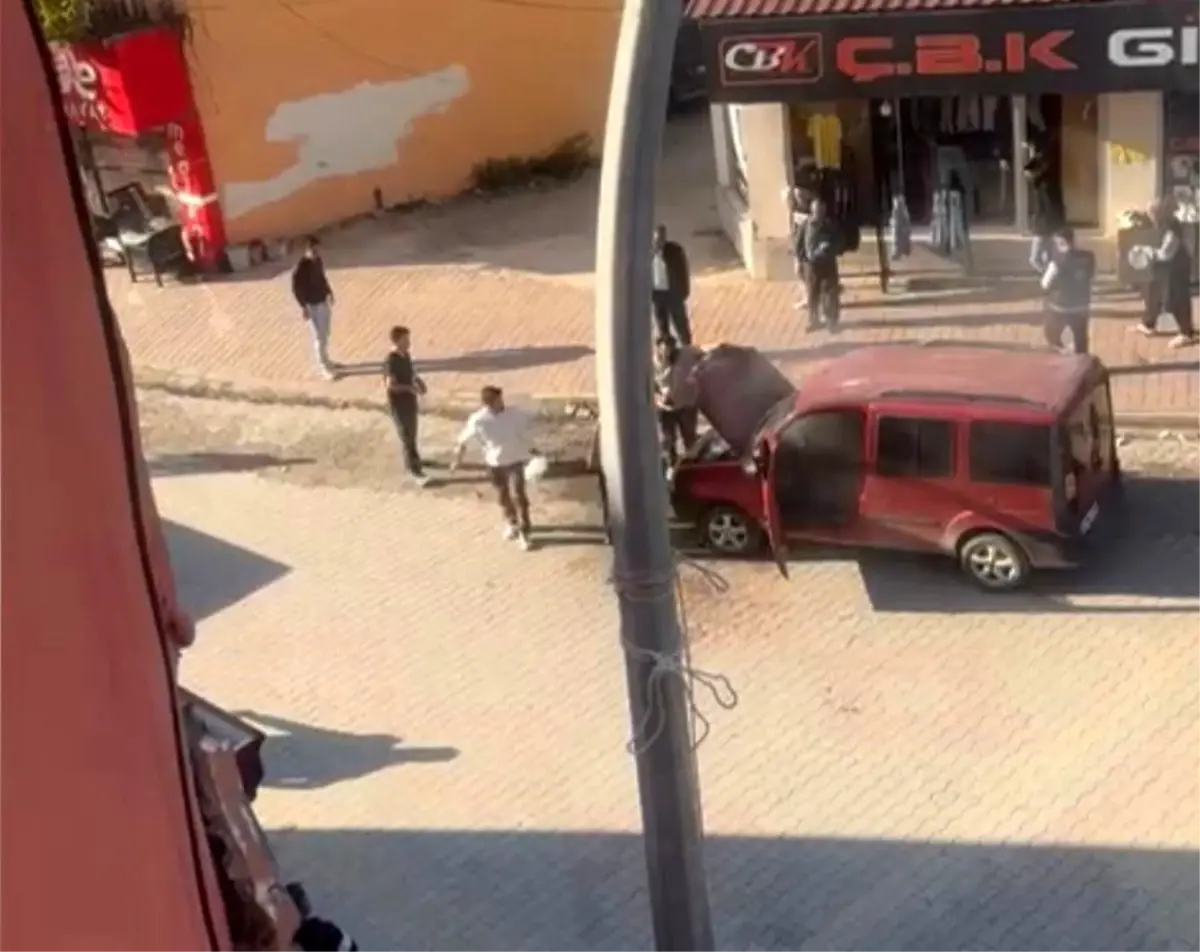 Osmaniye\'de araç yandı, esnaf facianın önüne geçti